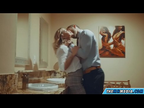 ❤️ Nuair a mheallann blonde busty tú i seomra scíthe poiblí ☑ Porn ardchaighdeáin linn ️❤